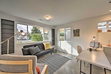 Bright Seattle Cottage W/ Private Backyard Access!