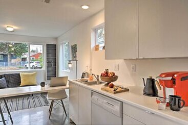 Bright Seattle Cottage W/ Private Backyard Access!