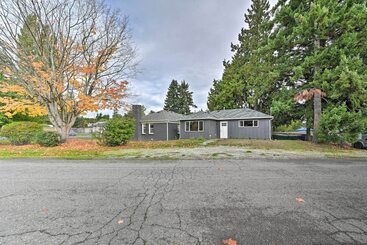 Bright Seattle Cottage W/ Private Backyard Access!