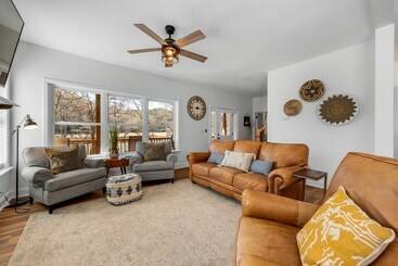 コテージ Charming Murphy House With Deck & River Views!
