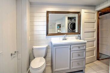 Charming Pine Point Cottage   2 Blocks To Ocean!