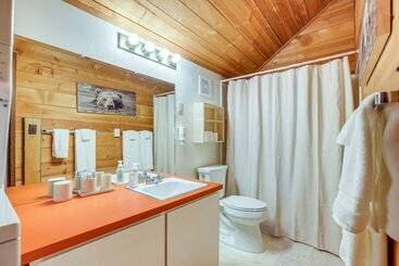Charming Sunriver Cabin Near Sharc & The Village!