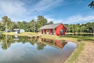 Cottage W/ Pond Views: 13 Mi To Camelback Mountain