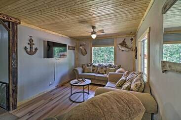 بيت ريفى Cozy Cabin W/ Backyard Oasis: 11 Mi To Marina