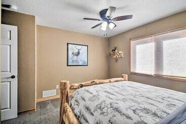 کلبه Family Friendly Home W/ Hot Tub: 1 Mi To Dtwn