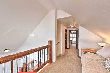 Сельский дом Gorgeous Twin Lakes Home W/ Deck Overlooking Mtns!