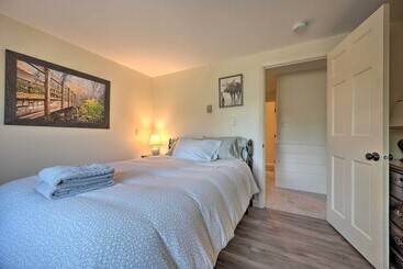 House W/ Balcony ~ 5 Mi To Cranmore Resort!