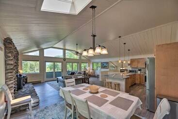 House W/ Balcony ~ 5 Mi To Cranmore Resort!
