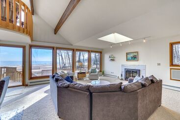 Nfl Draft Home Near Lambeau: Private Beach & Deck!