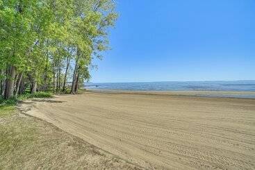 Nfl Draft Home Near Lambeau: Private Beach & Deck!