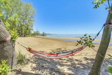 Nfl Draft Home Near Lambeau: Private Beach & Deck!