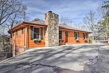 Luxe Cabin W/ Hot Tub, Theater, Pool Table, Arcade