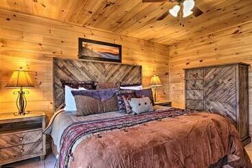 Luxe Cabin W/ Hot Tub, Theater, Pool Table, Arcade