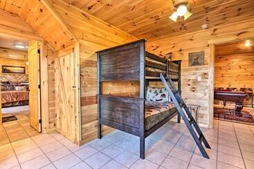 Luxe Cabin W/ Hot Tub, Theater, Pool Table, Arcade