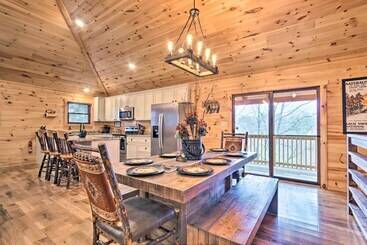 Luxe Cabin W/ Hot Tub, Theater, Pool Table, Arcade