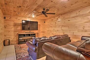 Luxe Cabin W/ Hot Tub, Theater, Pool Table, Arcade