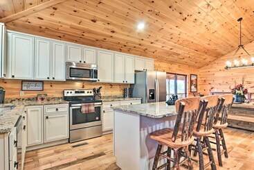 Luxe Cabin W/ Hot Tub, Theater, Pool Table, Arcade