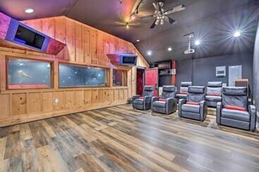 コテージ Luxe Cresco Lodge On Creek W/ Movie Theater & Deck