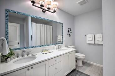 Luxury Home On Golf Course: Walk To The Beach!