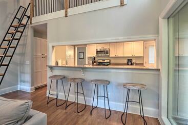 Charming Lakefront Retreat In Palmetto Dunes!