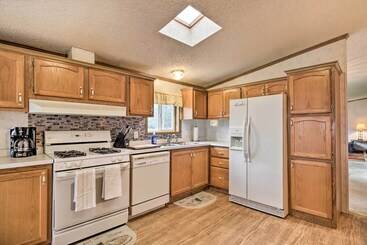 茅舍 Quaint Pequot Home < 1 Mi From Lake Access!