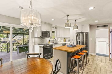 Spacious Family Home W/ Garage Game Room & Office!