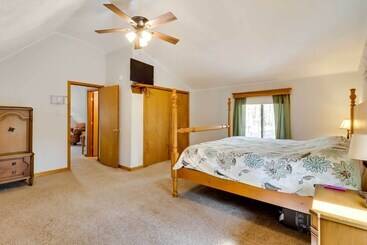 コテージ Spacious Pocono Lake House Near Skiing & Swimming!