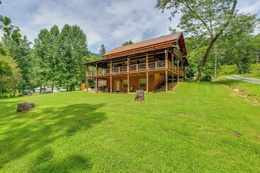 茅舍 Stunning Creekside Cosby Cabin W/ Deck + Fire Pit!