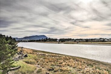 Waterfront Seaside Beach Home W/ Views & Hot Tub!