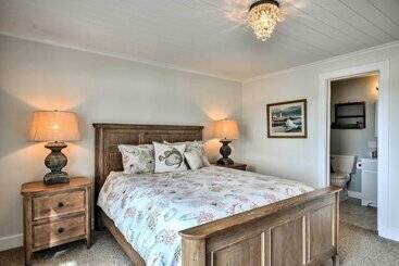 Waterfront Seaside Beach Home W/ Views & Hot Tub!
