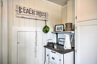 Waterfront Seaside Beach Home W/ Views & Hot Tub!