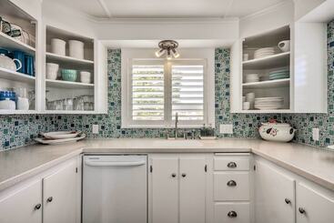 Waterfront Seaside Beach Home W/ Views & Hot Tub!