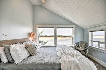 Waterfront Seaside Beach Home W/ Views & Hot Tub!
