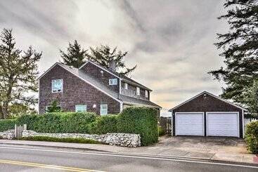 Waterfront Seaside Beach Home W/ Views & Hot Tub!