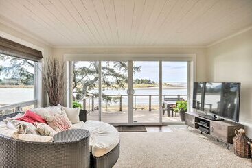 Waterfront Seaside Beach Home W/ Views & Hot Tub!
