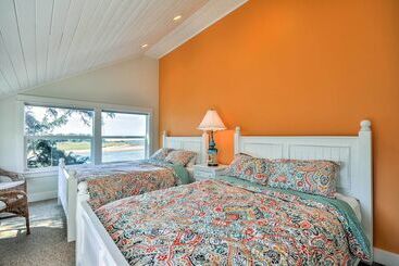 Waterfront Seaside Beach Home W/ Views & Hot Tub!