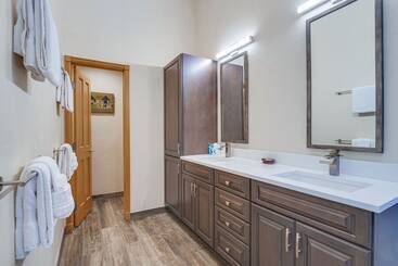 Near Ski Access: Home W/ Hot Tub In Breck!