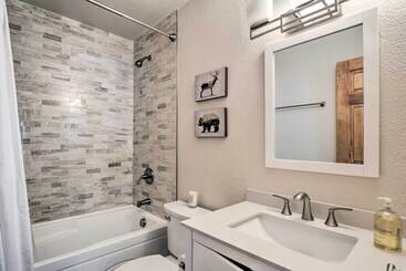 Bright Eagle Vail Escape W/ Deck + Mtn Views!