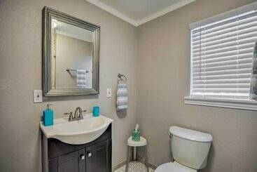 4 Mi To Dtwn: Dallas Gem W/ Furnished Patio