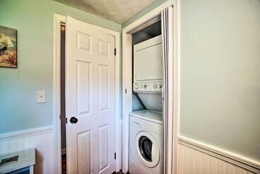 Cape Cod Bungalow W/ Patio < 1 Mi To Beaches!