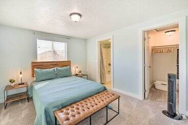 بيت ريفى Centrally Located Pinedale Vacation Rental!