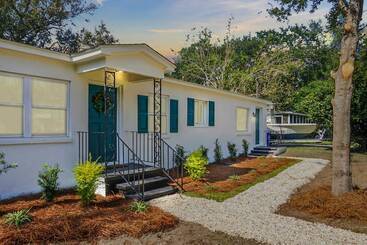 Chic Charleston Home   Half Mile To Park Circle!
