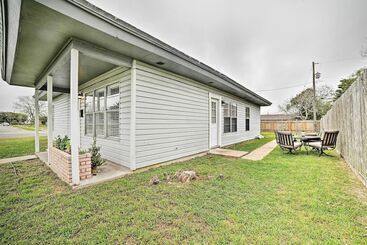 Coastal Escape W/ Yard, Walk 1 Mile To Texas A & M