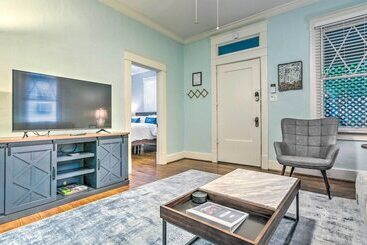 Colorful Cottage W/ Deck ~ 5 Mi To Downtown!