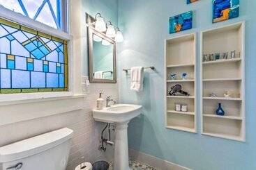 Colorful Cottage W/ Deck ~ 5 Mi To Downtown!
