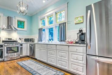 Colorful Cottage W/ Deck ~ 5 Mi To Downtown!