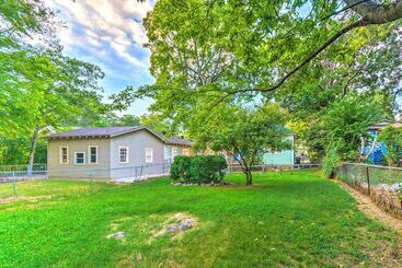 Colorful Cottage W/ Deck ~ 5 Mi To Downtown!