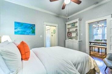 Colorful Cottage W/ Deck ~ 5 Mi To Downtown!