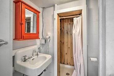 Cozy Stockbridge Cabin Walk To Beach & Lake!