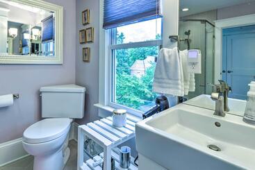 Elegant Raleigh Home W/ Porch, Walk Downtown!